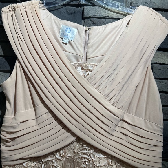 Elegant Cream Sleeveless Dress - Picture 3 of 6